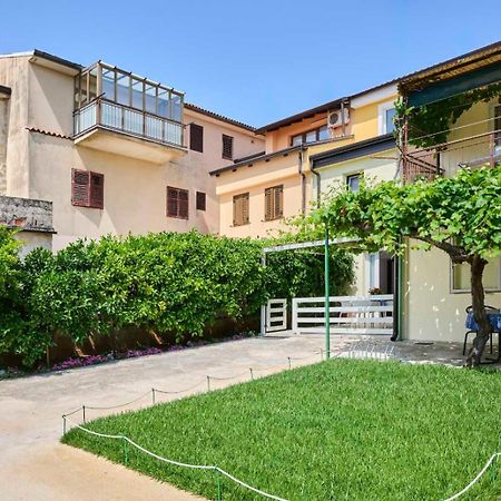 Apartman Ema Новиград Екстериор снимка